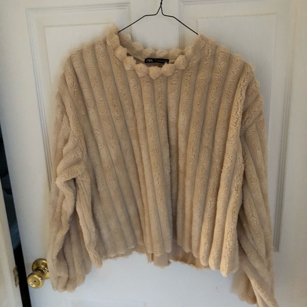 Zara warm fluffy sweater size small!